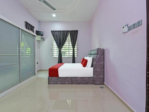 a bedroom with a bed and a window at OYO Home 90584 Dz Homestay Bukit Setongkol in Kampong Darat Tanah Puteh