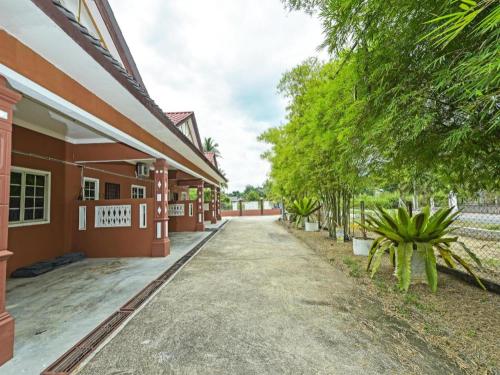 an empty walkway in front of a building at OYO 90642 Twin Mutiara Chalet & Homestay in Jeli