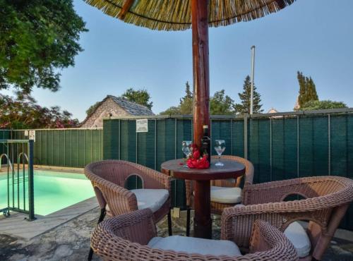 Πισίνα στο ή κοντά στο Peaceful Island Haven with Pool, BBQ & Games Area