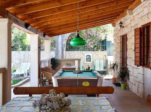 Αίθριο ή υπαίθριος χώρος στο Peaceful Island Haven with Pool, BBQ & Games Area