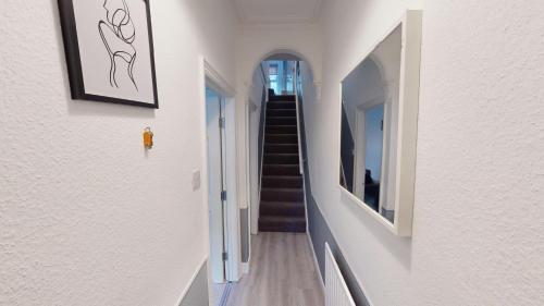 Billede fra billedgalleriet på Magnificent 6-Bedroom Queen House in Beeston Awaits You! i Nottingham