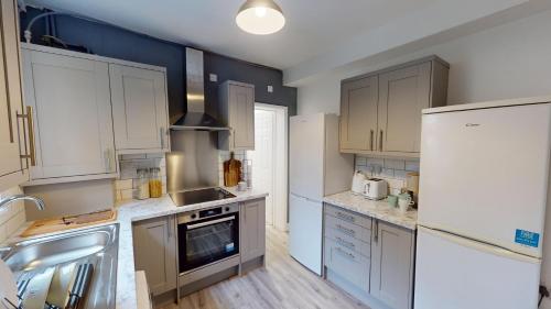 Køkken eller tekøkken på Magnificent 6-Bedroom Queen House in Beeston Awaits You!