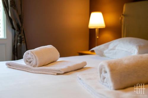 - 2 serviettes sur un lit dans une chambre d'hôtel dans l'établissement Appartement familial 2 chambres, 2 salles de bains, à Tours