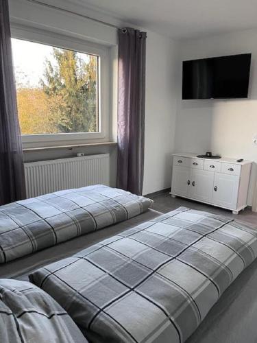 a bedroom with two beds and a window at Ferienwohnung Behnke in Brand