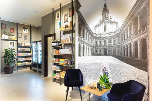 a shop with a painting of a city street at B&B Hotel Roma Fiumicino Aeroporto Fiera 1 in Fiumicino