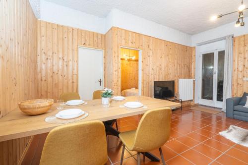Μια τηλεόραση ή/και κέντρο ψυχαγωγίας στο Campo Felice Apartment