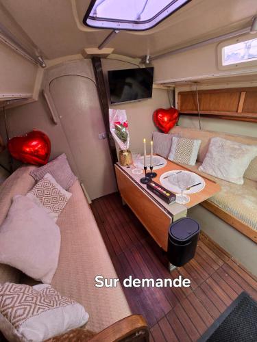 une vue sur un bateau avec une table au milieu dans l'établissement Nuit romantique sur un bateau à Deauville, à Deauville