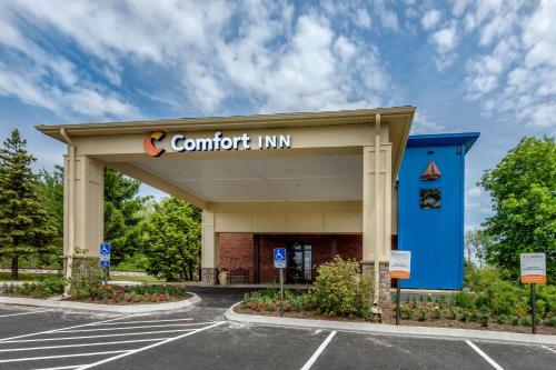 a confident inn sign in front of a parking lot at Comfort Inn Ellsworth - Bar Harbor in Ellsworth