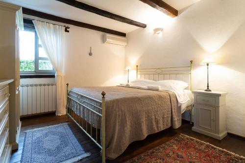 Villa Lathyrus San Lorenzo في Sveti Lovreč Pazenatički: غرفة نوم بها سرير ونافذة