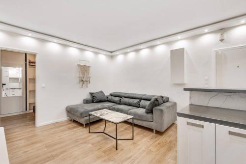 un salon avec un canapé et une table dans l'établissement Appart 4pers#Malesherbes#Parc Monceau, à Paris