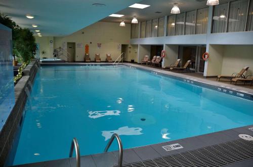 Bazén v ubytování Radisson Hotel Sudbury nebo v jeho okolí