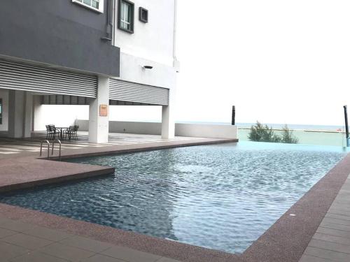 a swimming pool in the middle of a building at Meraki Homestay Ladang Tanjung in Kuala Terengganu