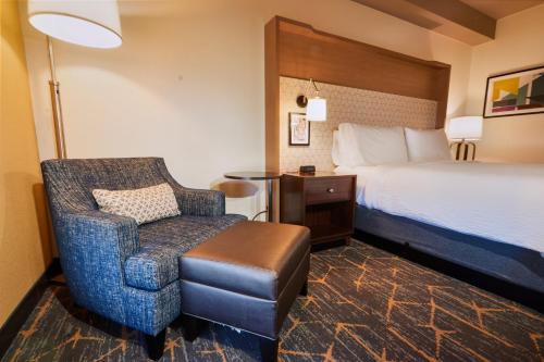 Гостиная зона в Holiday Inn Oakland Airport by IHG
