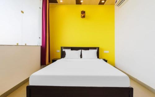 Ένα ή περισσότερα κρεβάτια σε δωμάτιο στο Hotel Negi Palace by StayApart