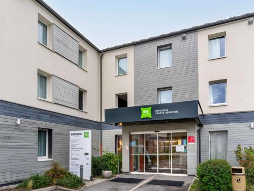 an office building with a sign in front of it at ibis Styles Prévessin Genève Aéroport in Prévessin