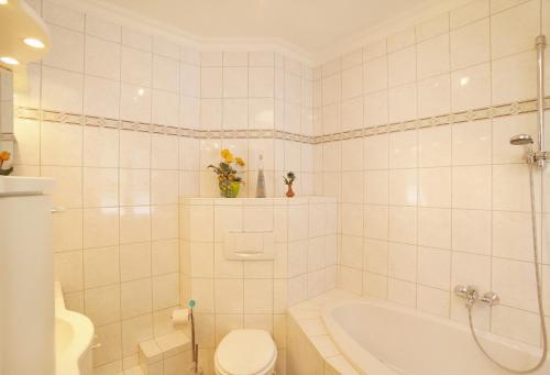 La salle de bains est pourvue d'une baignoire, de toilettes et d'un lavabo. dans l'établissement Großmitt, à Pertisau