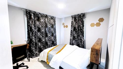 Una cama o camas en una habitación de Deluxe Joy