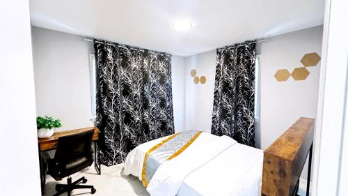 Una cama o camas en una habitación de Deluxe Joy