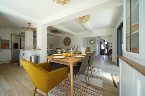 une salle à manger et une cuisine avec une table et des chaises dans l'établissement La maison du soleil à 2 pas de la plage, à Canet
