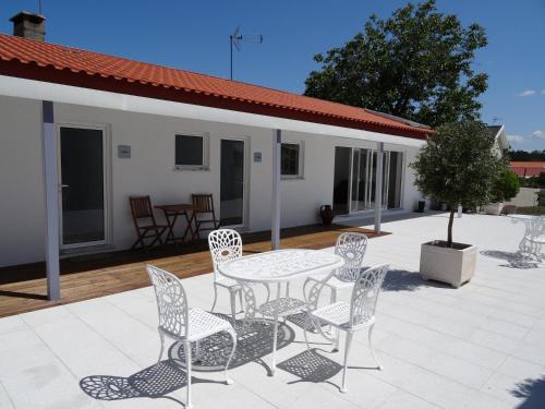 a patio with a table and chairs on a patio at Quinta do Palhal de Baixo in Senhora das Febres