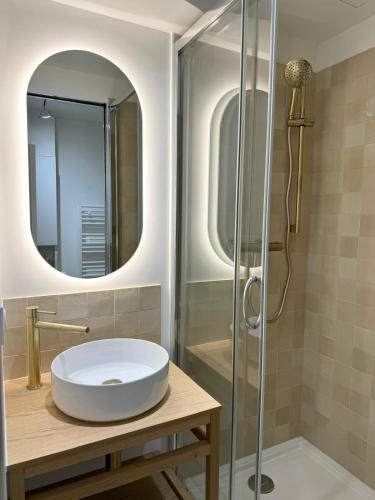 une salle de bain avec un lavabo et une douche dans l'établissement Apartment Saint Germain des Pres Bon Marche by Studio Prestige, à Paris