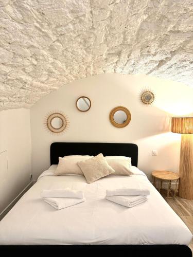 une chambre avec un grand lit blanc avec deux oreillers dans l'établissement Apartment Saint Germain des Pres Bon Marche by Studio Prestige, à Paris