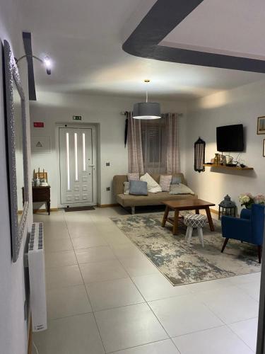 a living room with a couch and a table at Quinta do Palhal de Baixo in Senhora das Febres