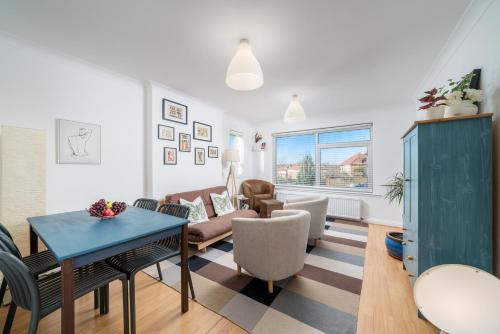 ein Wohnzimmer mit Tisch und Couch in der Unterkunft Madika Homes - Contractor Stays near Edgware Tube Station with Free Parking in Edgware
