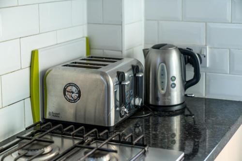einem Toaster auf einer Küchentheke in der Unterkunft Madika Homes - Contractor Stays near Edgware Tube Station with Free Parking in Edgware