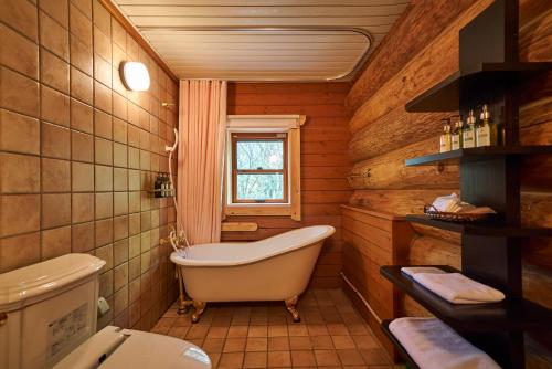 志摩市にあるフィオーレ志摩のバスルーム(バスタブ、トイレ付)