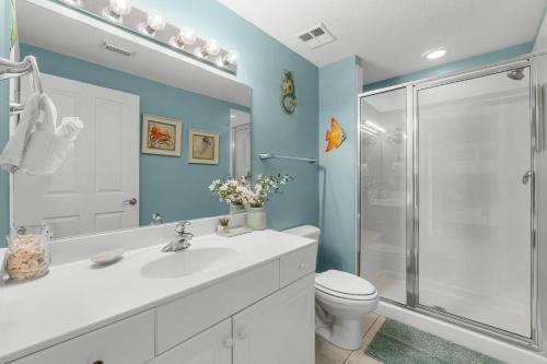 un bagno con doccia, lavandino e WC di Celadon #2106 a Panama City Beach