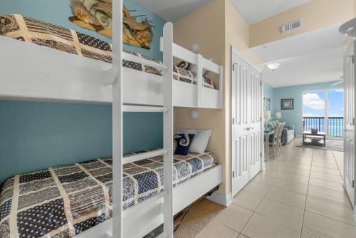 una camera con letti a castello e un soggiorno di Celadon #2106 a Panama City Beach
