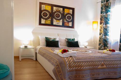 a bedroom with a bed with flowers on it at Arena d'Intorno in Verona
