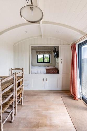 Fotografie z fotogalerie ubytování Unique Double Shepherd's Hut Hideaway - Pembrokeshire v destinaci Haverfordwest
