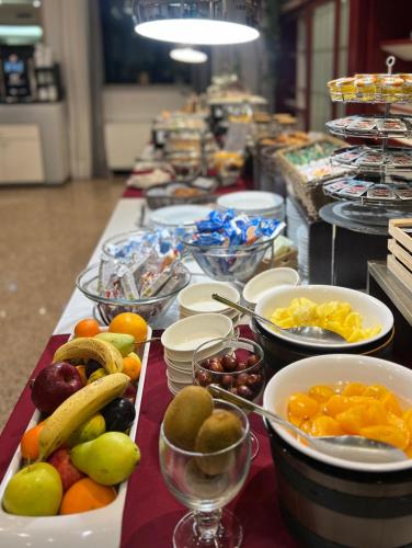 een buffet met veel kommen fruit en groenten bij Hotel Diamante in Corbetta