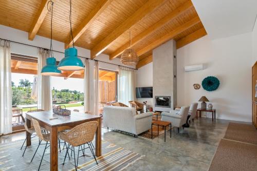 a living room with a table and chairs at TEIMA, Alentejo SW in São Teotónio