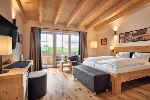 Cet appartement comprend une chambre avec un lit et une cuisine avec une fenêtre. dans l'établissement Hanusel Hof Wellness & Genuss in Panoramalage, à Hellengerst