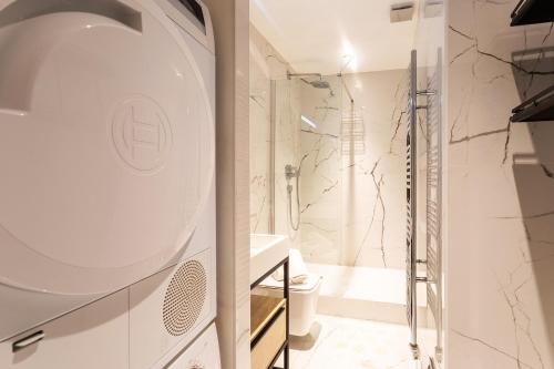 une salle de bain avec douche et lavabo dans l'établissement COSY VOLTI AP4434 By Riviera Holiday Homes, à Villefranche-sur-Mer