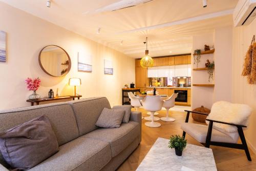 un salon avec un canapé et une table dans l'établissement COSY VOLTI AP4434 By Riviera Holiday Homes, à Villefranche-sur-Mer