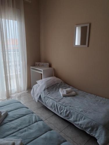 Кровать или кровати в номере Kouinelis apartment