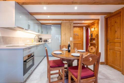 Le Cristal - Central apartment close to the slopes & Free Parking - By Cozee Rentals