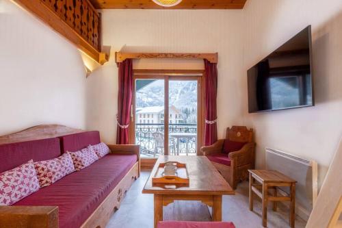 un salon avec un canapé et une table dans l'établissement Le Cristal - Central apartment close to the slopes & Free Parking - By Cozee Rentals, à Chamonix-Mont-Blanc