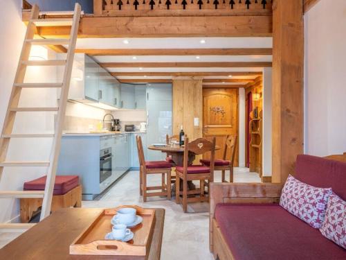 Il comprend un salon avec une mezzanine et une cuisine. dans l'établissement Le Cristal - Central apartment close to the slopes & Free Parking - By Cozee Rentals, à Chamonix-Mont-Blanc