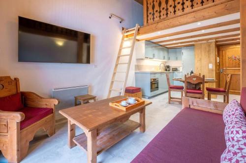 - un salon avec une table, des chaises et une échelle dans l'établissement Le Cristal - Central apartment close to the slopes & Free Parking - By Cozee Rentals, à Chamonix-Mont-Blanc