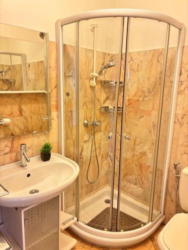 une salle de bain avec douche et lavabo dans l'établissement Appartement lumineux Vue Mer, Piscine et tennis, à Nice
