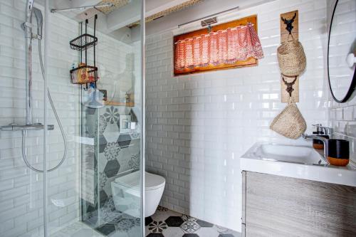 a bathroom with a shower and a toilet and a sink at Les Alysses - Maison pour 5 avec garage in Font-Romeu