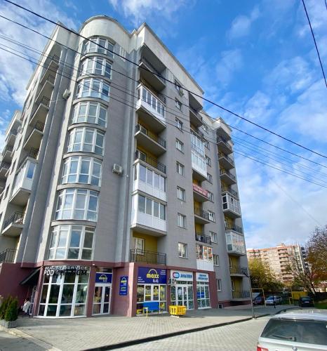 an apartment building on the corner of a street at Oberig Royal Apartments НОВОБУДОВА, найкращий район, дуже ЧИСТО in Chernivtsi