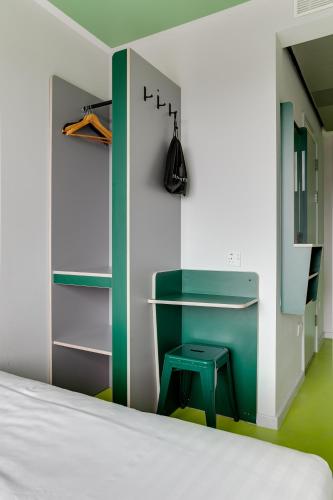 a bedroom with a bed and a desk and a stool at Clink i Lár in Dublin