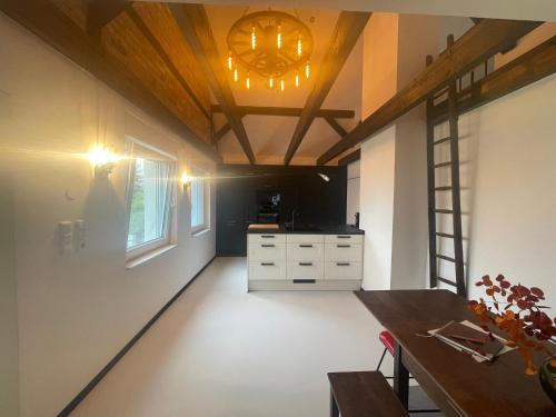 TV a/nebo společenská místnost v ubytování Ferienwohnung Seeblick am Muldestausee