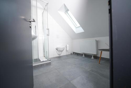 bagno mansardato con servizi igienici e lucernario. di monteurzimmer-dortmund-mengede a Dortmund